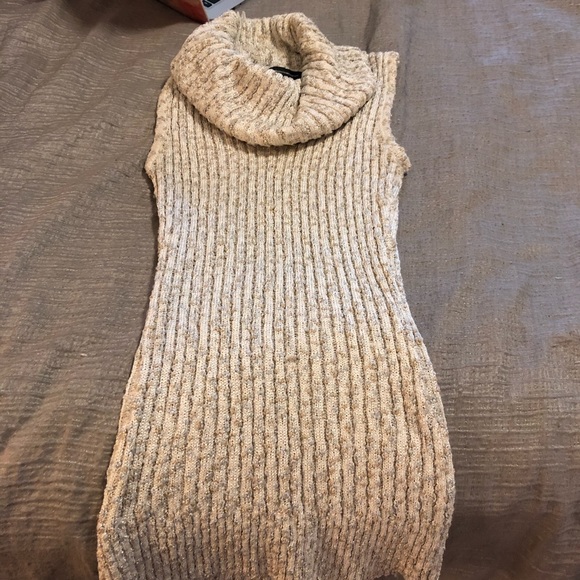 Sleeveless mock turtleneck - Picture 1 of 3
